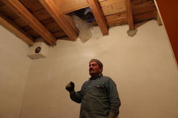 Ev sahiplerinin ayn mahallede yaayan kzlar Kevser Ylmaz'n kontrol iin eve gelmesiyle ortaya kan olayda, evin tavan penceresini krarak ieri girdii tespit edilen aynn, evdeki ballar ile kapaklarn amay baard buzdolab ve derin dondurucudaki et ve dier yiyecekleri yedii anlald.