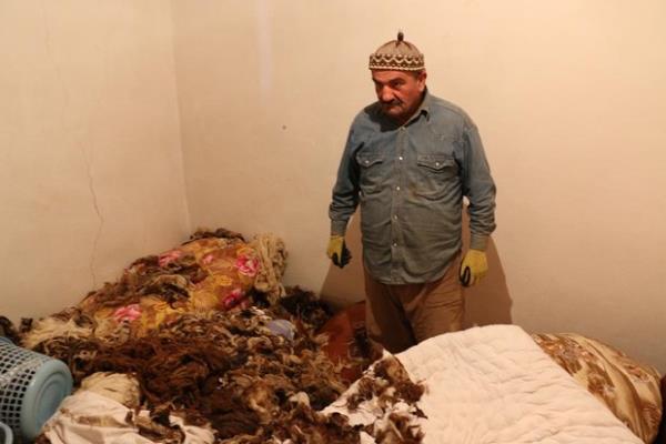 Erzurum'un spir ilesindeki ar k koullar nedeniyle a kalan bir ay, Elmal Mahallesi'nde sahipleri ehir dnda olan bir eve girerek, bal ile buzdolabndaki yiyecekleri yedi.