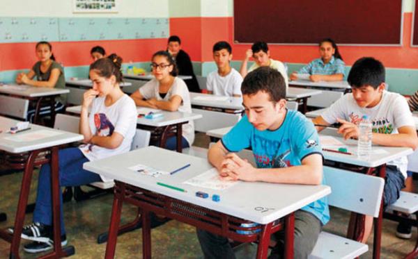 rencilerin, "Piri Reis ile Temel Reis akraba m?", "Nfus saymnda hamile kadnlarn ocuklar da saylyor mu?" gibi retmenlere sorduu ilgin sorular yer alrken, birok yazl sorusuna verilen yantlar gldryor.