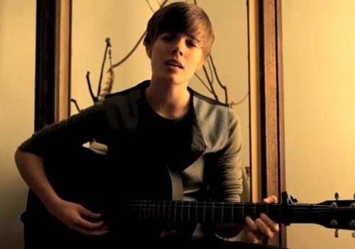 &#8220;ok uzun sredir ark yazp sylyorum. Ancak Bieber&#8217;n nlenmesinden sonra bu daha grnr oldu. Aniden kendim deil ama bir bakas olarak tanndm. Sokakta beni grenler boynuma sarlp imza istiyor&#8221; diyen Shay, balangta bu durumdan rahatsz oluyormu ancak zamanla alm, hatta durumun tadn karmaya balam.<br>  San yllardr ayn ekilde kestirdiini syleyen Shay, nl arkcya benzemek iin zel bir ey yapmadn sylyor. kili ok yaknda Amerika&#8217;nn ok seyredilen programlarndan Ellen DeGeneres Show&#8217;da det yapacak.