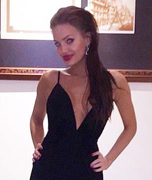 Bir petrol ve gaz firmasnda alan Marr, Angelina Jolie'ye olan benzerlii sayesinde sosyal medyada fenomen haline geldi.