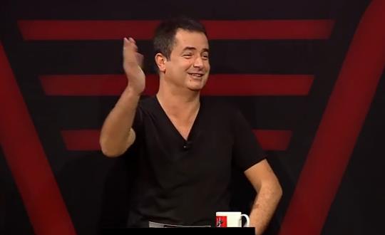 Kadrajda yer alan bir ismin Acun Ilcal'ya olan benzerlii dikkat ekti.