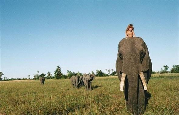 Bugn yetikin bir kz olan Tippi'nin ocukluk fotoraflar grenlerin ilgisini ekmeye devam ediyor.