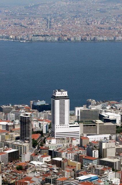 zmir Valisi Kmil Paa, Eref'i seviyor ve koruyordu.