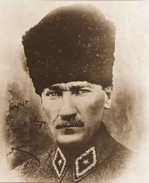 Tm dnya lkelerinin elileri ve ataeleri de davet edilir. Davet gzel bir ekilde devam etmektedir fakat ngiliz ataesi olan binbann baklar Mustafa Kemal'in gznden kamaz.