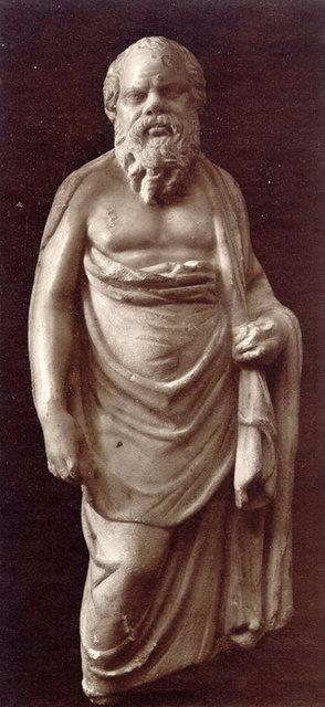 Bir gn ei Sokrates'e verip veritirmi, azna geleni sylemi. Bakm kocas hi bir tepki gstermiyor; bir kova suyu alp bandan aa boaltm.