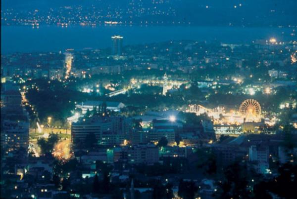 Bir ay sonra Kmil Paa, Kbrs'tan dnyor. Valiyi rhtmda karlayanlar arasnda Eref de vardr. Kmil Paa vapurdan iner ve karsnda Eref'i grnce, elini dizine vurarak