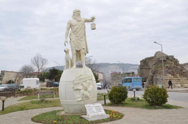 Dnya nimetlerine ehemmiyet vermeyen yaay ve felsefesiyle nl filozof Diyojen, bir gn ok dar bir sokakta zenginliinden baka hibir eyi olmayan kibirli bir adamla karlar.