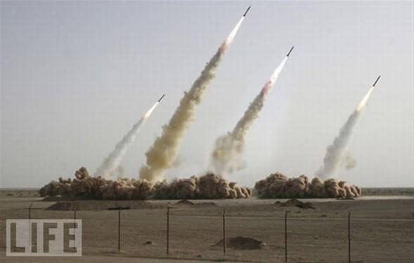 ran Devrim Muhafzlar Haziran aynda yaplan fze denemesinde baaryla atelenen dokuz balistik fzeyle dnyaya bir mesaj vermek istedi. Ancak fzelerden biri atelenmeyince, photoshopla oynam baka bir fotoraf hazrland. Tabiatyla atelenmeyen fzeden eser kalmamt.