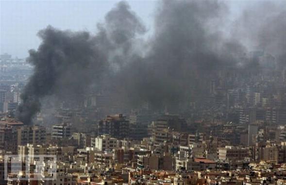 Beyrut duman altnda...Reuters, 2006&#8217;da kinci Lbnan sava srasnda srail hava saldrsnn Beyrut&#8217;ta yol at tahribat gsteren bu fotoraf daha sonra geri ekti. Bu karar, duman katmanlarndaki tekrarlarn photoshop programnn &#8216;clone&#8217; aracyla elde edildiini bildirmeleri ikayetleri zerine alnd.