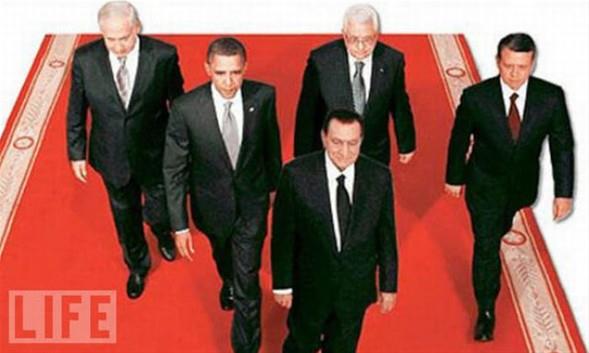 srail Babakan Benjamin Netanyahu, rdn Kral Abdullah, Filistin Lideri Mahmud Abbas ve Msr Cumhurbakan Hsn Mbarek, Obama ile Beyaz Saray'da bulumutu. Zirvede liderleri toplant salonuna gelirken, Obama nde, arkasnda Netanyahu ve Abbas, onlarn arkasnda da Mbarek ve Kral Abdullah bulunuyordu.<br>  Ancak Msr'n El Ahram gazetesi, Mbarek'in en arkada yer almasn iine sindiremedi. Gazete haberle ilgili yaynlad fotorafta, Msr Cumhurbakan Hsn Mbarek'i, ABD Bakan Barack Obama'nn da dahil olduu 5 liderin nnde gsterdi.