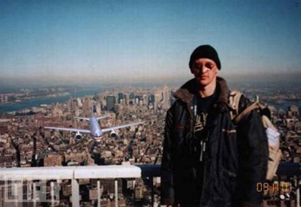 Bu fotoraf 11 Eyll saldrlarndan birka hafta sonra internette ortaya kt. Biraz dikkatli bakldnda resimdeki kusurlar kendini ele verse de, (turist uan sesini nasl duyamad, kamera nasl salam kald?), senaryodaki dehet ve Amerikann yaralarnn henz taze olmas, resmin olaanst bir duygusal tesir brakmasna yol at.