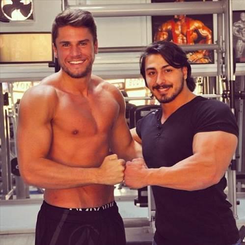 Uzun sredir ekranlardan uzak kalan Tetik, Instagram hesab zerinden yeni fotoraflarn paylat. Kasl grntsyle herkesi artan Survivor Anl, takipilerinden tam not ald. Bir ok takipisi ise 'Anl sana ne olmu' yorumunu yapt.