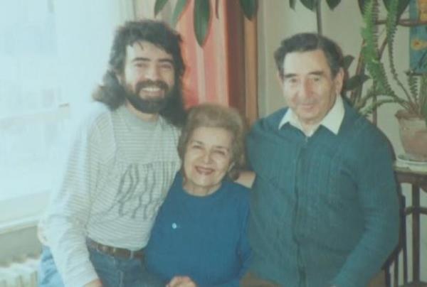 niversite yllarnda uzun salar ve byklaryla dikkat eken Yntem, o dneme ait her fotorafn kendisi iin ayr bir neme sahip olduunu syledi.