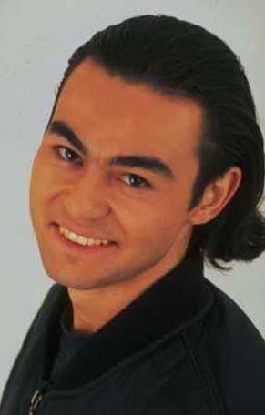 Serdar Orta hret basamaklarn trmanmaya baladnda dnemin modasna uygun olarak salarn uzatmt.