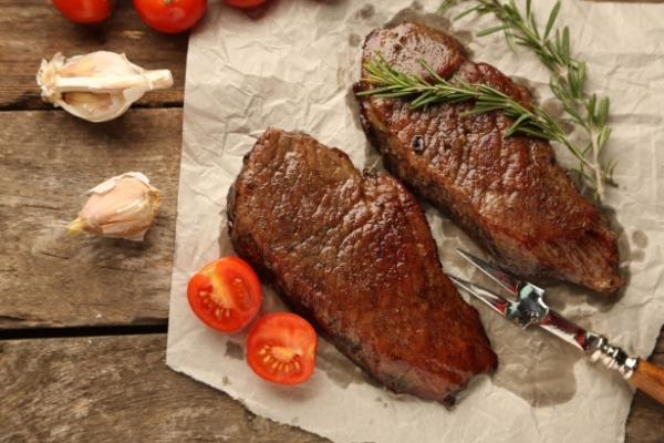 Yasz et tketin  <br>  Yasz sr eti, derisiz tavuk, hindi eti amino asit ve tirozin kaynaklardr. Tirozin daha uyank hissetmenize yardmc olarak; dopamin ve norepinefrin gibi beyin kimyasallarnn seviyesini artrr. Et tketimi ayrca uykusuzluk ve depresyona kar nemli bir koruma olan B-12 vitaminini ierir.