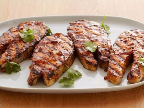 Somon  <br>  Omega 3 ya asitleri bakmndan zengin olan somon gibi yal balklar, kalp saln korumasnn yan sra depresyona kar da yardmc olabilir. Balklarnn yan sra, omega-3 kaynaklar fndk ve yaprakl, koyu yeil sebzelerdir.