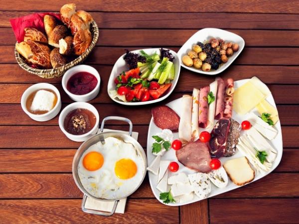 Kahvalty krallar gibi yapn  <br>  Gn ierisinde daha fazla enerji istiyorsanz tam tahll karbonhidrat, iyi yalar ve az yal proteinler ieren bir kahvalt yapn.