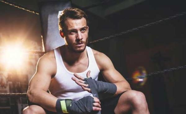 Kerem Bursin<br>    Yine yakkll ile byk bir hayran kitlesine sahip.