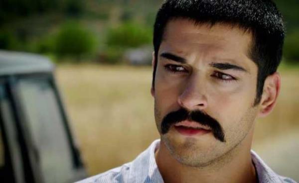 Burak zivit  <br>  Yeni neslin temsilcilerinden bir tanesi olan oyuncu, kendini izlettirmeyi baaryor. Bunda yakkl olmas da byk etken.