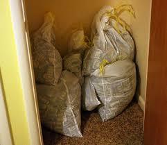 Bu srada 8 uval gren adam iinde ne olduunu merak ederek atnda gzlerine inanamad.