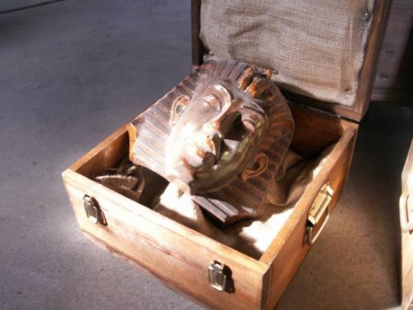 Msr'dan gelen bu kargo hakknda babasndan bir ey renemediini bildiren Kettler, babasnn o dnemki bir yerel gazeteye Msr'da hala firavun dneminden kalma tarihi eserlerin satn alnabildiini anlattn da syledi.