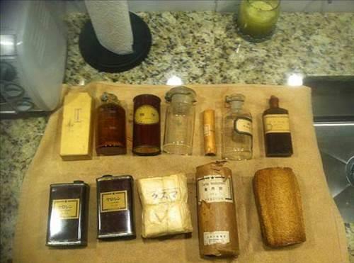 Kapan alt azna kadar ila ve ameliyat ekipmanlaryla doluydu.