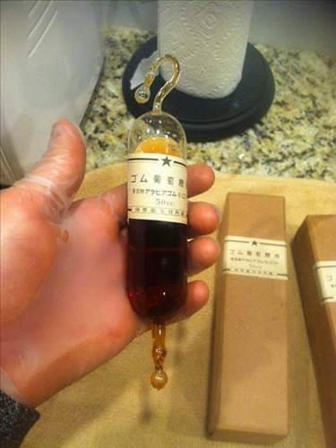 Sandn iindekilere ok zenli davrand ve hepsini eldivenle tuttu.