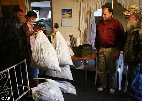 Utah'a bal Bountiful'da ald evde tadilat yapmaya balayan Josh Ferrin, at katna karak ierideki eyalar temizlemeye balad.