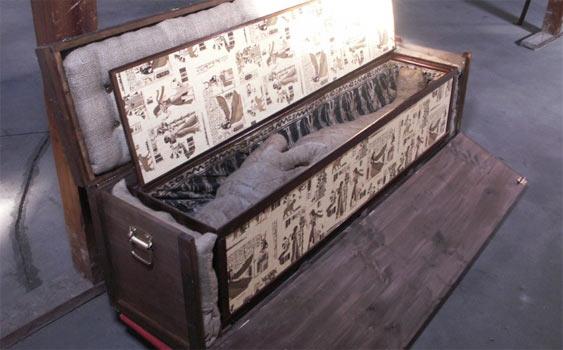 Almanya'nn Diephoz kentinde babaannesini ziyarete giden 10 yanda bir ocuk, at katnda oynarken bir mumya buldu.