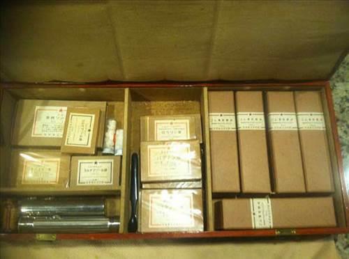 Sand atktan sonra ierisinde her eyin yerli yerinde durmasn salayan bir kapak olduunu grd.