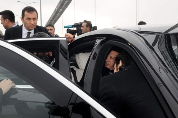 Cumhurbakan Erdoan, elini pen kiiyle bir sre konutu. Bunun zerine sz konusu kii, 1.5 saat intiharlk giriimini sonlandrd.