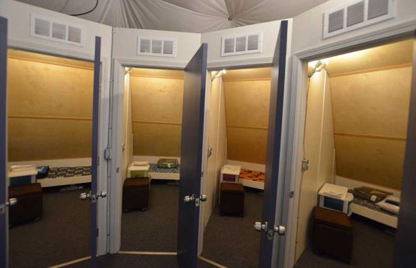 1 y�l boyunca s�z konusu deney i�in d�nya ile hi�bir ba�lant� kurmayacak olan ekip, bir Frans�z astrobiyolo�u, bir Alman fizik�i ve biri pilot, biri mimar,  biri gazeteci ve biri toprak uzman� d�rt Amerikan vatanda��ndan olu�uyor.