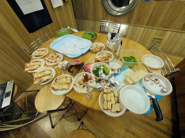 Bu ama�la harekete ge�en bilim adamlar� yolculuk i�in bir m�n� haz�rl���na giri�ti bile. 6 ya da 8 ki�ilik bir astronot grubuna g�re planlanan m�n�n�n yolcular� sa�l�kl� ve mutlu tutmas� ama�lan�yor.