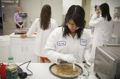 M�n�yle ilgili ara�t�rmalar halen s�r�yor. NASA'n�n iyi yemek yapabilen bir astronotu kabin g�revlileri aras�na almas�na kesin g�z�yle bak�l�yor. (Sercan Tezcano�lu/Cnnturk.com)