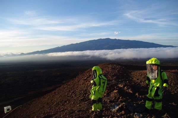 Deney kapsam�nda 1 ila 3 y�l boyunca d��ar�dan izole bir hayat s�recek 6 ki�ilik ekip Cumartesi g�n� TS� 3:00'da kendilerini 11 metre �ap�nda ve 6 metre  y�ksekli�indeki �ad�ra kapatt� ve �evreyle ba�lant�s�n� kesti.