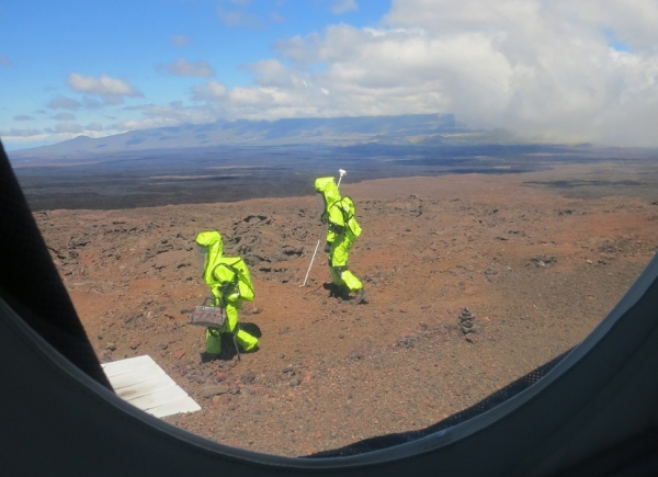 Alt� ki�ilik g�n�ll� ekibi, kubbe i�inde bir y�l boyunca kapal� �ekilde, temiz hava, taze yiyecek ve mahremiyetleri olmadan ya�ayacak. Ekip 11 metre �ap�nda ve 6 metre y�ksekli�indeki kubbenin d���na yapacaklar� ‘ke�if gezileri’ i�in uzay giysisi giymek zorunda...  <br>  Uzmanlar, olas� bir K�z�l Gezegen’e yap�lacak bir g�rev yolculu�unun 1-3 y�l aras� s�rece�ini tahmin ediyorlar.