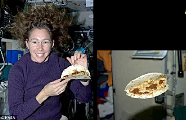 �ki bu�uk y�ll�k bu yolculu�a g�re uzay gemisinin buzdolab�n�n doldurulmas� gerekiyor. Yani bir ailenin neredeyse 3 y�ll�k al��veri�in uzay gemisine s�k��t�r�lmas� gerekiyor. Bu da pek m�mk�n de�il.