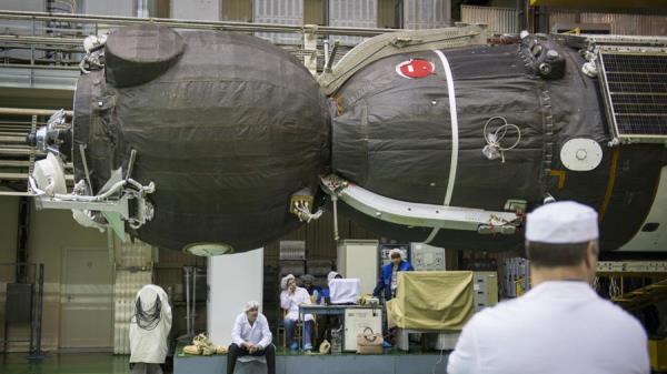 Antarktika’daki personel ayn� zamanda yaz�n s�rekli g�nd�z, k���n 24 saat gece ortam�nda uykusunu alma sorunu ile de kar�� kar��ya. Uzay istasyonundaki astronotlar da d�zensiz uyku durumuyla kar�� kar�� kal�yor. Pattyn, baz� insanlar�n ���k yoksunlu�undan �ok fazla etkilenirken baz�lar�n�n pek etkilenmedi�ini g�rd�klerini s�yl�yor. Bu durumu gidermek i�in g�n�ll�ler �zerinde parlak ���k ve melatonin hormonu uygulamalar� deneniyor.