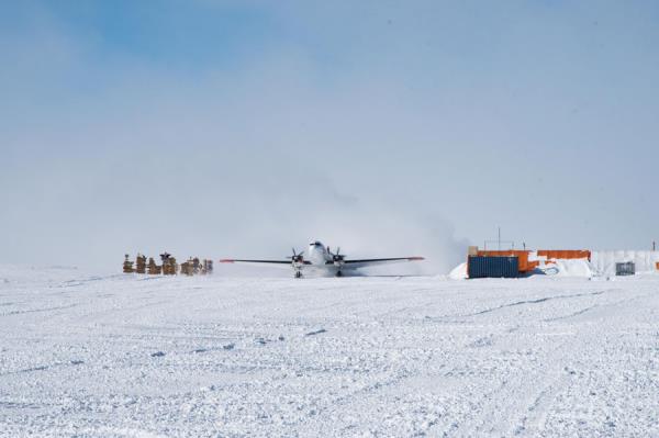 “Melatonin hormonu �evredeki ����a g�re insan v�cudunu dengeliyor. �evredeki ���k de�i�iminin olmamas� melatonin hormonunun salg�lanmas�nda sorun ��kmas�na, bu ise uyku sorunlar�na yol a�abilir.”