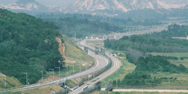 Kore Tarafs�z B�lgesi, Kuzey ve G�ney Kore aras�nda bulunan 258 km uzunlu�unda ve 4 km geni�li�inde dikd�rtgen bir b�lgedir. D�nyan�n en fazla asker taraf�ndan korunan s�n�r� olan bu b�lgeye neredeyse hi� kimse giremez