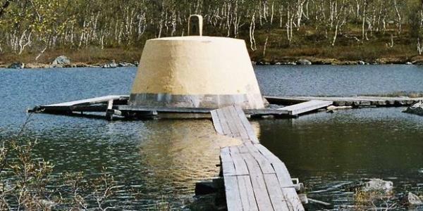 �sve�, Norve�, Finlandiya s�n�r�. 1926 y�l�nda in�a edilen an�t �sve�, Norve� ve Finlandiya'n�n birle�me noktas�d�r. An�t�n yakla��k 4 metre �ap�nda 14 metre karedir