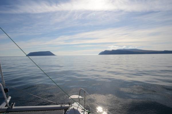 Diomede Adalar� Bering Denizi’nde bulunan adalar grubudur. K���k Diomede Amerika’ya ait ve sadece 146 n�fusa sahip. B�y�k Diomede Rusya’ya aittir ve �ss�z bir adad�r. �ki adan�n birbirine uzakl��� 4 km’dir ve aralar�ndan g�n de�i�me �izgisi ge�er. Yani K���k Diomede’de bulunanlar B�y�k Diomede’ye bakt�klar�nda sadece ba�ka bir �lke g�rm�yorlar ayr�ca yar�n� da g�r�yorlar...