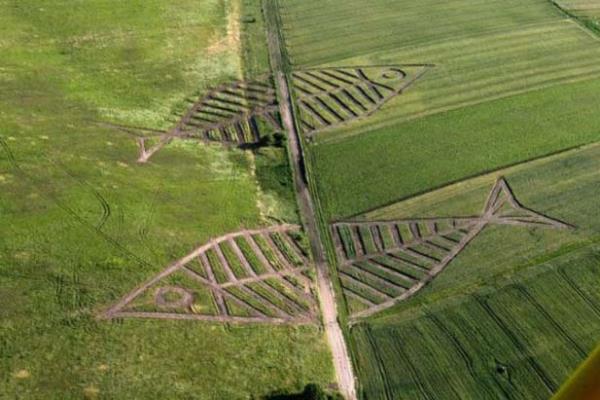 Polonya - Ukrayna     <br>    Bu s�n�rda her y�l d�zenlenen bir festivalde bu �ekilde sanatsal �al��malar yap�l�yor.