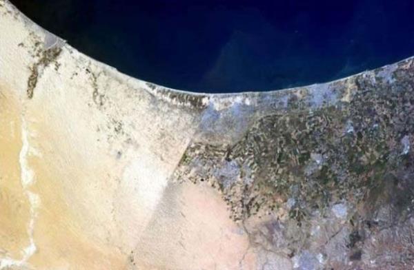 M�s�r - �srail  <br>       Bu uydu foto�raf�nda, solda M�s�r, Sa�da �srail. Akdeniz k�y�s�nda, �srail'e kom�u olarak uzanan �st�nde mor bulutumsu olan yer ise Gazze �eridi