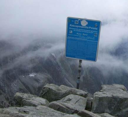 Slovakya - Polonya       <br>       Tatras s�rada�lar�ndaki Rysy da�� s�n�r� belirliyor.