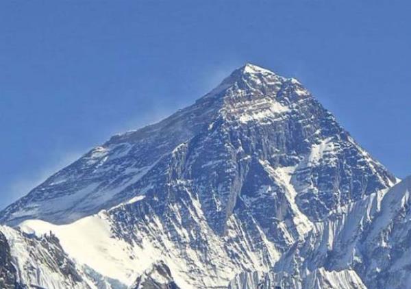 �in ve Nepal  <br>            Everest tepesi s�n�r oluyor
