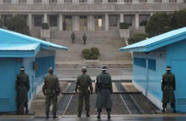 Kuzey Kore - G�ney Kore              Foto�rafta g�r�len Birle�mi� G�venlik Alan� ayn� zamanda Kore'nin tek ordudan ar�nd�r�lm�� b�lgesi ve muhtemelen iki yakan�n birbirinin y�z�ne bakt��� tek yer.