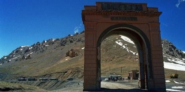K�rg�zistan - �in s�n�r�. 3900 metre y�kseklikte yer alan bu ge�itteki kap� olduk�a ilgin�