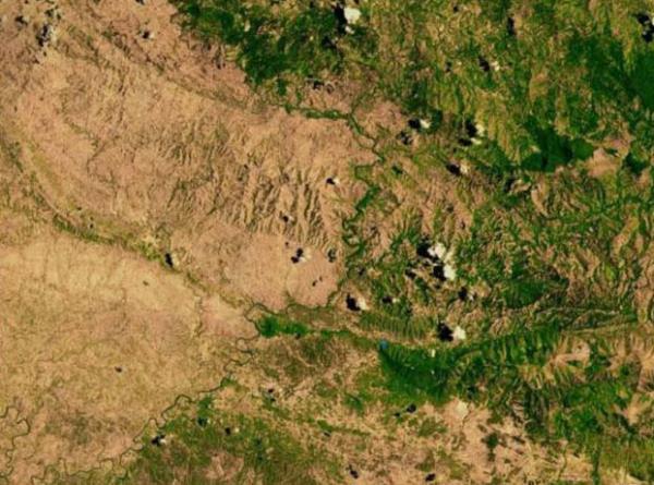 Sol taraf Haiti, sa� taraf ormanlar� koruma kanunu olan Dominik Cumhuriyeti